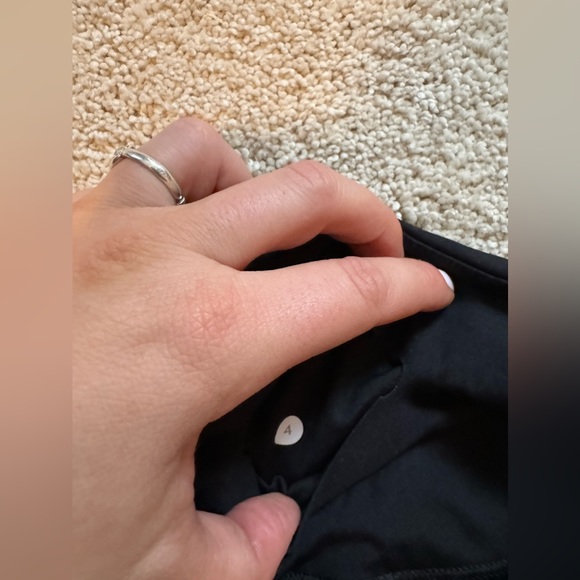 Lululemon : Like Nothing tight size 4 - Picture 3 of 3